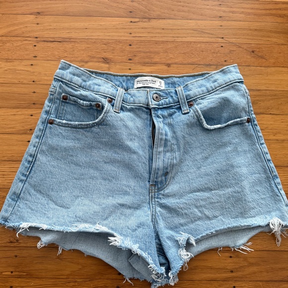 Abercrombie & Fitch High Rise 90s Cutoff Short Color: Light Size 27 - Picture 2 of 4